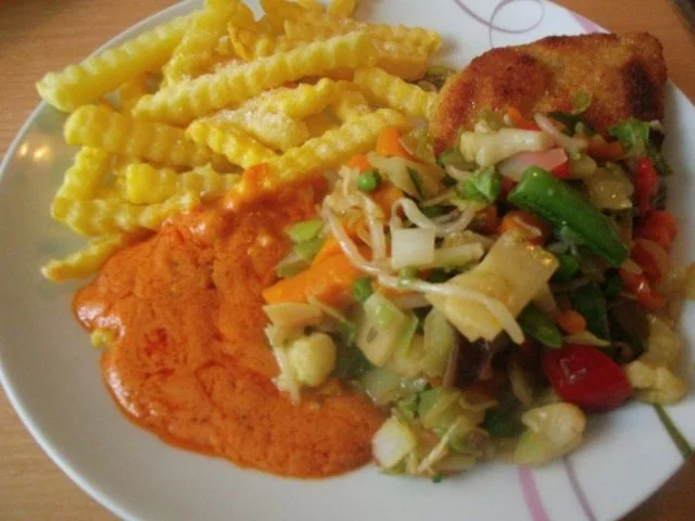 Rezept: kleine Steaks paniert und kross gebraten mit buntem Gemüse und Tomatensoße Bild Nr. 2 kleine Steaks paniert und kross gebraten mit buntem Gemüse und Tomatensoße - Rezept - Bild Nr. 2