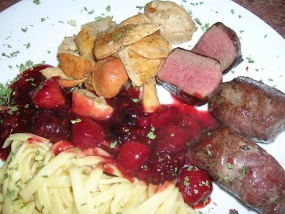 Rehmedaillons mit Portwein-Früchtchen-Sauce an Spätzle und Steinpilzen - Rezept - Bild Nr. 2