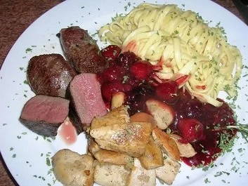 Rezept: Rehmedaillons mit Portwein-Früchtchen-Sauce an Spätzle und Steinpilzen Bild Nr. 3 Rehmedaillons mit Portwein-Früchtchen-Sauce an Spätzle und Steinpilzen - Rezept - Bild Nr. 3