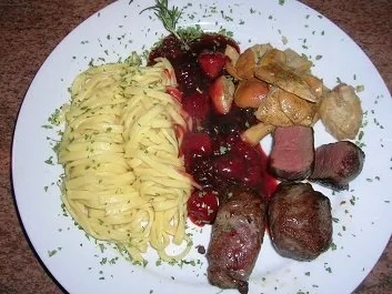 Rezept: Rehmedaillons mit Portwein-Früchtchen-Sauce an Spätzle und Steinpilzen Bild Nr. 4 Rehmedaillons mit Portwein-Früchtchen-Sauce an Spätzle und Steinpilzen - Rezept - Bild Nr. 4