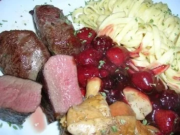 Rezept: Rehmedaillons mit Portwein-Früchtchen-Sauce an Spätzle und Steinpilzen Rehmedaillons mit Portwein-Früchtchen-Sauce an Spätzle und Steinpilzen - Rezept