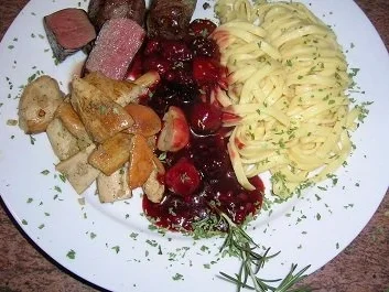 Rezept: Rehmedaillons mit Portwein-Früchtchen-Sauce an Spätzle und Steinpilzen Bild Nr. 5 Rehmedaillons mit Portwein-Früchtchen-Sauce an Spätzle und Steinpilzen - Rezept - Bild Nr. 5