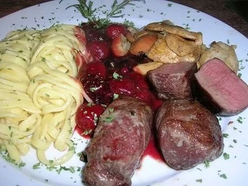 Rezept: Rehmedaillons mit Portwein-Früchtchen-Sauce an Spätzle und Steinpilzen Bild Nr. 7 Rehmedaillons mit Portwein-Früchtchen-Sauce an Spätzle und Steinpilzen - Rezept - Bild Nr. 7