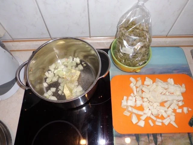 Rezept: Suppe: Grüne Bohnen-Petersilienwurzel-Cremesuppe Bild Nr. 3 Suppe: Grüne Bohnen-Petersilienwurzel-Cremesuppe - Rezept - Bild Nr. 3