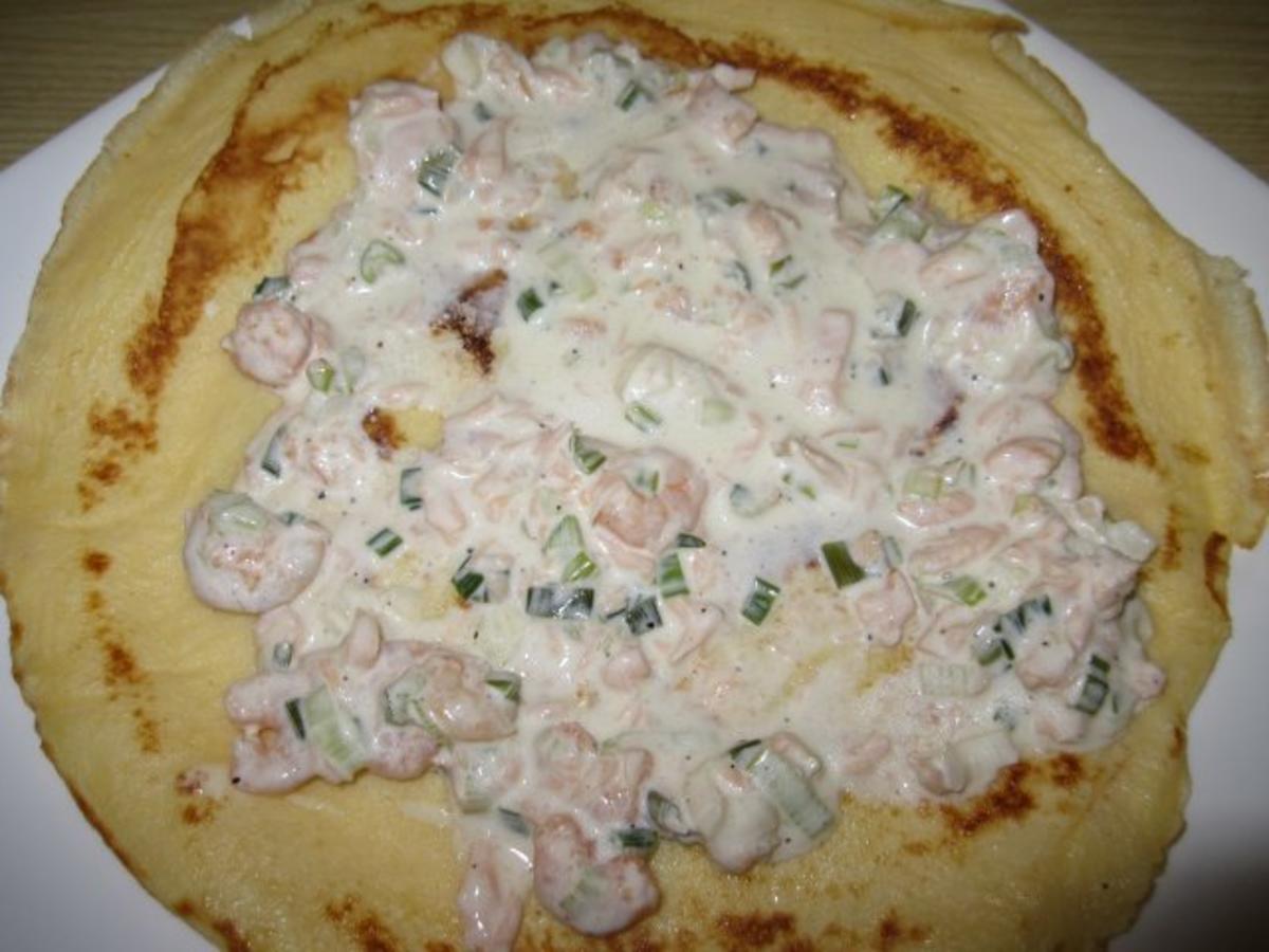 Pfannkuchen mit Lachs-Garnelen-Füllung - Rezept - kochbar.de