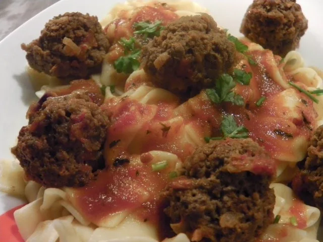 Rezept: Nudeln mit Tomatensugo und Fleischbällchen Nudeln mit Tomatensugo und Fleischbällchen - Rezept