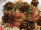 Nudeln mit Tomatensugo und Fleischbällchen - Rezept