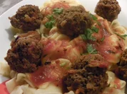 Nudeln mit Tomatensugo und Fleischbällchen - Rezept