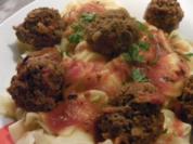 Nudeln mit Tomatensugo und Fleischbällchen - Rezept