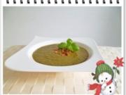 Grünkohl Cremesuppe mit Pinienkerne verfeinert - Rezept