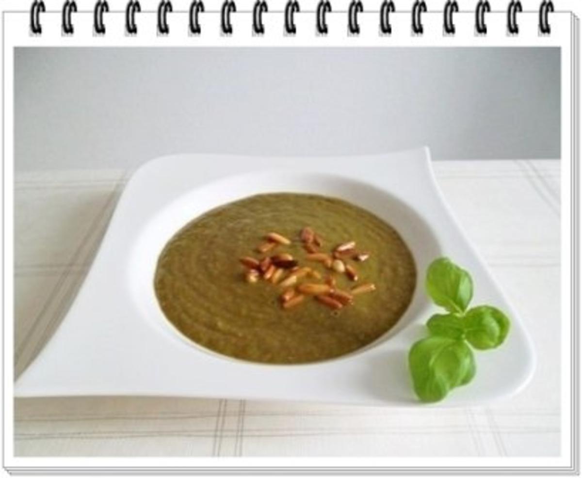 Grünkohl Cremesuppe mit Pinienkerne verfeinert - Rezept - Bild Nr. 2