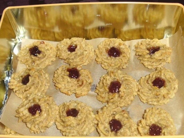 Haselnuss-Makronen mit Marzipan - Rezept - Bild Nr. 2