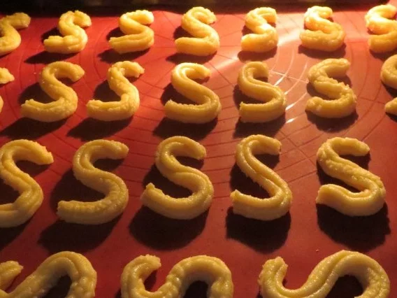 Rezept: Backen: Butter-S (ala Oma) ... mit zweierlei Belag Bild Nr. 2 Backen: Butter-S (ala Oma) ... mit zweierlei Belag - Rezept - Bild Nr. 2