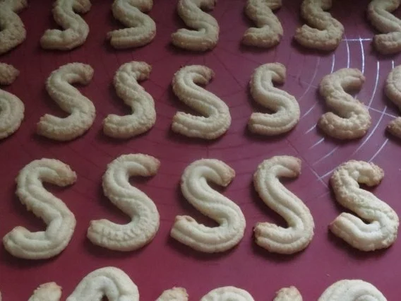 Rezept: Backen: Butter-S (ala Oma) ... mit zweierlei Belag Bild Nr. 3 Backen: Butter-S (ala Oma) ... mit zweierlei Belag - Rezept - Bild Nr. 3