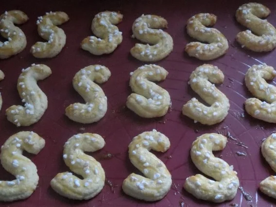 Rezept: Backen: Butter-S (ala Oma) ... mit zweierlei Belag Bild Nr. 4 Backen: Butter-S (ala Oma) ... mit zweierlei Belag - Rezept - Bild Nr. 4