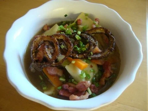 Rezept: Rinderbrühe mit "Herrgott´s Bescheisserle" und deftiger Einlage Rinderbrühe mit "Herrgott´s Bescheisserle" und deftiger Einlage - Rezept