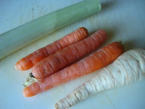 Rezept: Rinderbrühe mit "Herrgott´s Bescheisserle" und deftiger Einlage Bild Nr. 2 Rinderbrühe mit "Herrgott´s Bescheisserle" und deftiger Einlage - Rezept - Bild Nr. 2