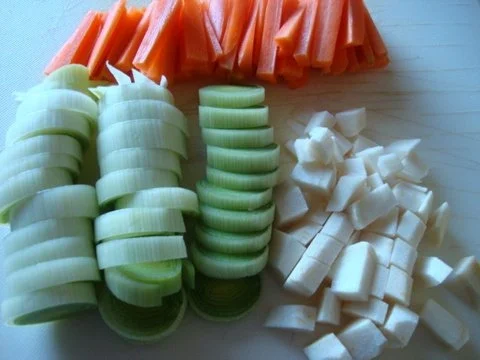 Rezept: Rinderbrühe mit "Herrgott´s Bescheisserle" und deftiger Einlage Bild Nr. 3 Rinderbrühe mit "Herrgott´s Bescheisserle" und deftiger Einlage - Rezept - Bild Nr. 3