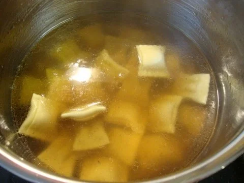 Rezept: Rinderbrühe mit "Herrgott´s Bescheisserle" und deftiger Einlage Bild Nr. 5 Rinderbrühe mit "Herrgott´s Bescheisserle" und deftiger Einlage - Rezept - Bild Nr. 5