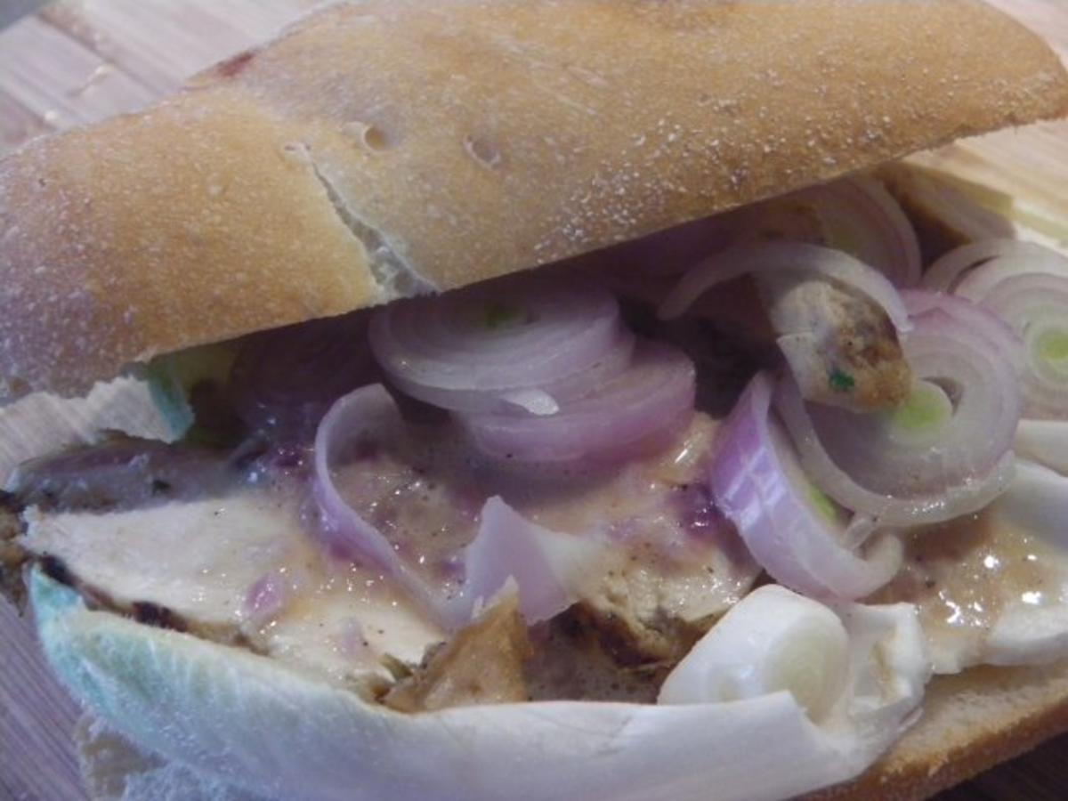 Bilder für Estragon-Senfhühnchen im Sandwich mit Sweet Onion Sauce - Rezept