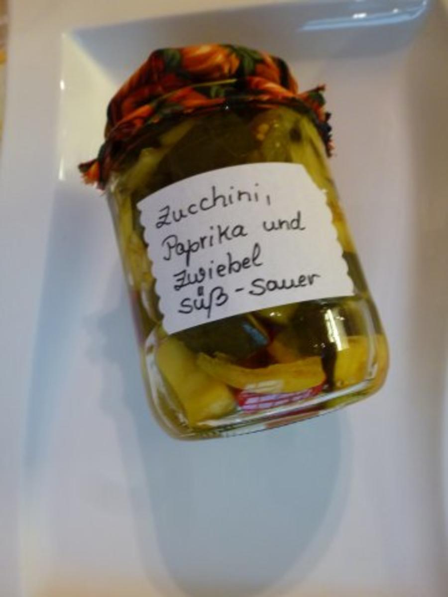 Zucchini- süß-sauer, mit Paprika und Zwiebeln - Rezept