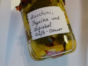 Rezept: Zucchini- süß-sauer, mit Paprika und Zwiebeln Zucchini- süß-sauer, mit Paprika und Zwiebeln - Rezept