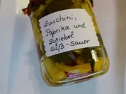 Zucchini- süß-sauer, mit Paprika und Zwiebeln - Rezept