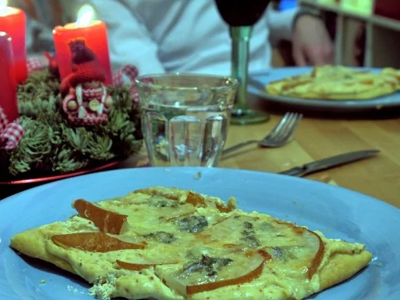 Flammkuchen mit Birne und Gorgonzola - Rezept - Bild Nr. 15