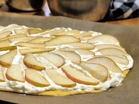 Flammkuchen mit Birne und Gorgonzola - Rezept - Bild Nr. 9