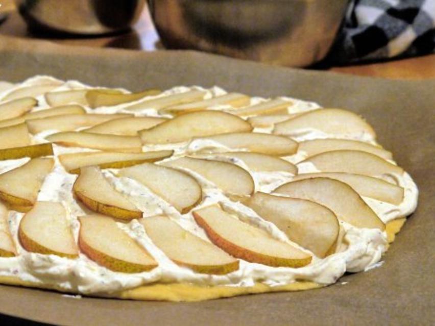 Flammkuchen mit Birne und Gorgonzola - einfach - 177 kcal/100g