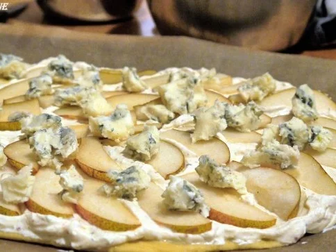 Flammkuchen mit Birne und Gorgonzola - Rezept - Bild Nr. 11