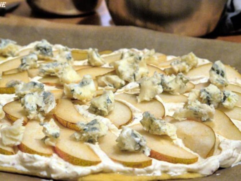 Flammkuchen mit Birne und Gorgonzola - Rezept - kochbar.de