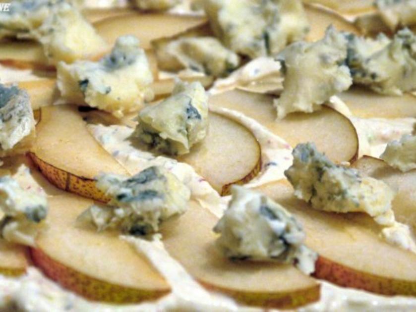 Flammkuchen mit Birne und Gorgonzola - Rezept - kochbar.de