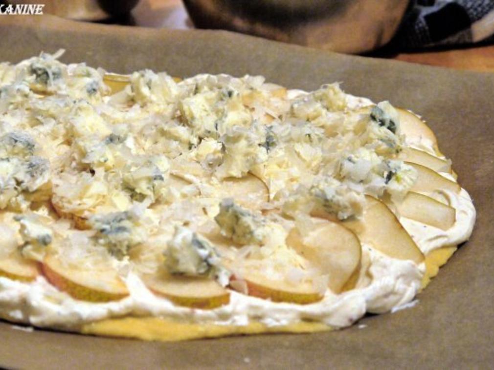 Flammkuchen mit Birne und Gorgonzola - Rezept - kochbar.de