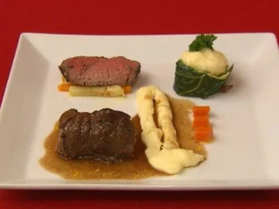 Rouladen und Beef vom Groß Berkler Wiesenrind, dazu Wurzelgemüse und Spitzkohl - Rezept