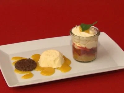 Eierlikörcreme 'Tante Inge' mit saisonalem Obst - Rezept