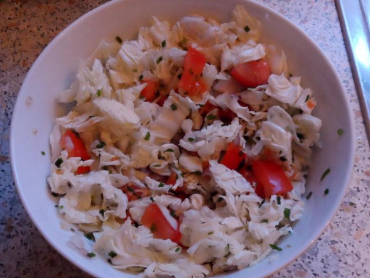 Salate/Beilagen: Einfacher Chinakohlsalat mit Tomaten und Zitronen-Joghurt-Dressing - Rezept - Bild Nr. 3