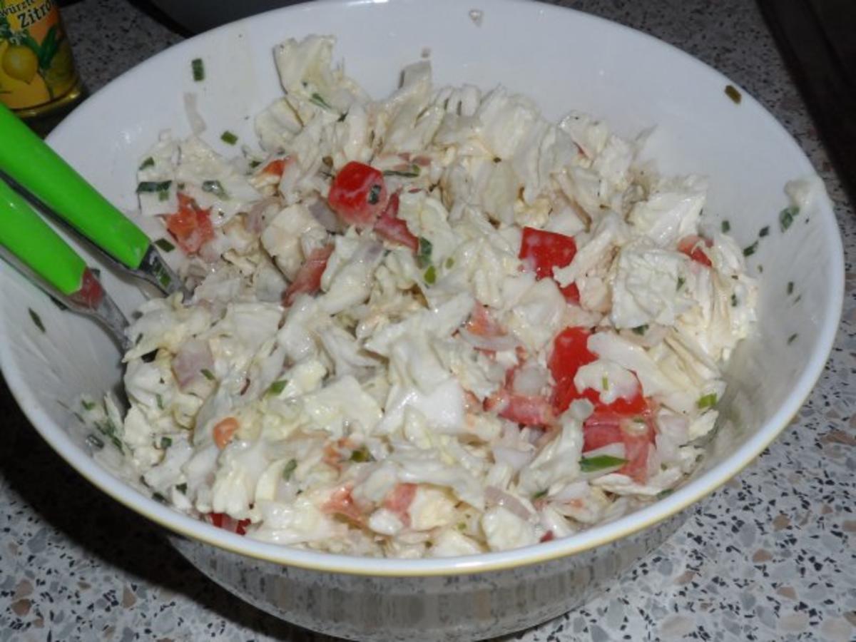 Salate/Beilagen: Einfacher Chinakohlsalat mit Tomaten und Zitronen-Joghurt-Dressing - Rezept - Bild Nr. 6