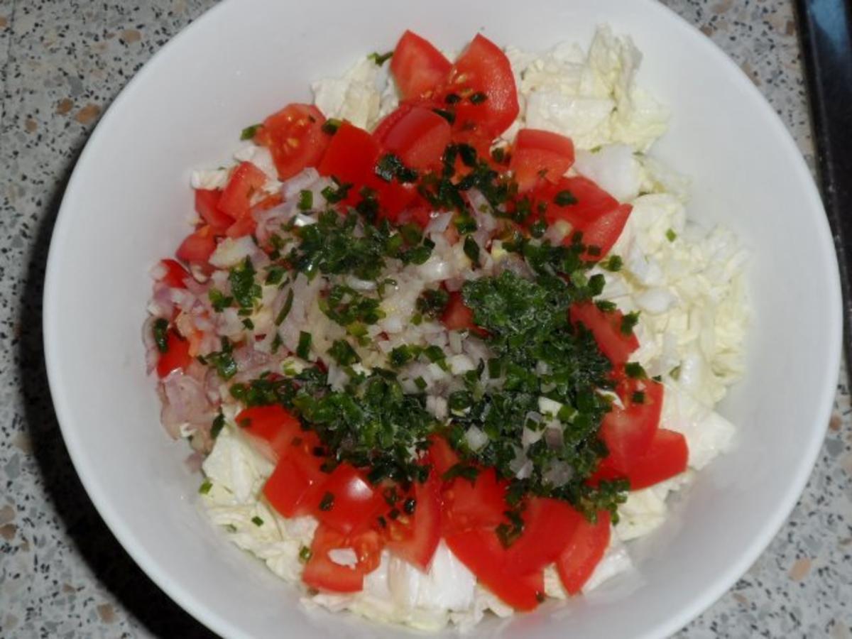 Salate/Beilagen: Einfacher Chinakohlsalat mit Tomaten und Zitronen-Joghurt-Dressing - Rezept - Bild Nr. 2