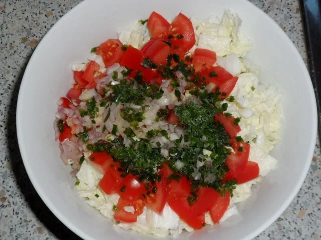 Salate/Beilagen: Einfacher Chinakohlsalat mit Tomaten und Zitronen-Joghurt-Dressing - Rezept - Bild Nr. 2