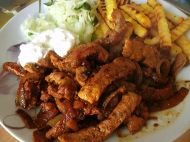Schnitzelgeschnetzeltes nach Gyros-Art   mit Kraut und Tzaziki - Rezept