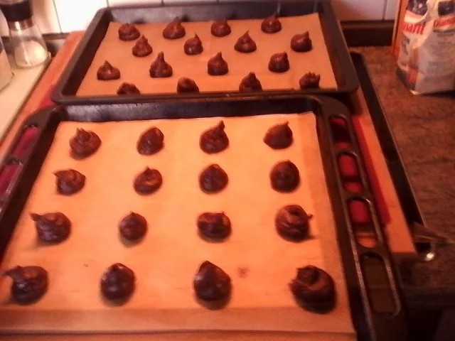 Schokoladenkekse mit weißer Schokolade und Macadamia Nüssen - Rezept - Bild Nr. 3