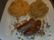 Rezept: Bratwürste mit Schmorkraut und Kartoffel-Möhrenpüree Bratwürste mit Schmorkraut und Kartoffel-Möhrenpüree - Rezept