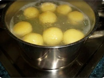 Rezept: Saftiger Kalbsbraten mit Mini Gummiklößchen nach Art meiner Mutter Bild Nr. 11 Saftiger Kalbsbraten mit Mini Gummiklößchen nach Art meiner Mutter - Rezept - Bild Nr. 11