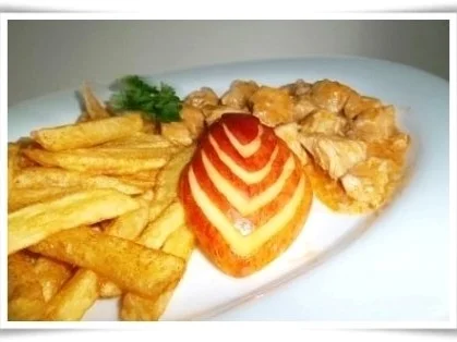 Deftiges Putengulasch natürlich mit selbstgemachten Pommes - Rezept - Bild Nr. 2