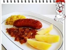 Bratwurst mit viel Zwiebel,  Sauerkraut und Salzkartoffeln - Rezept