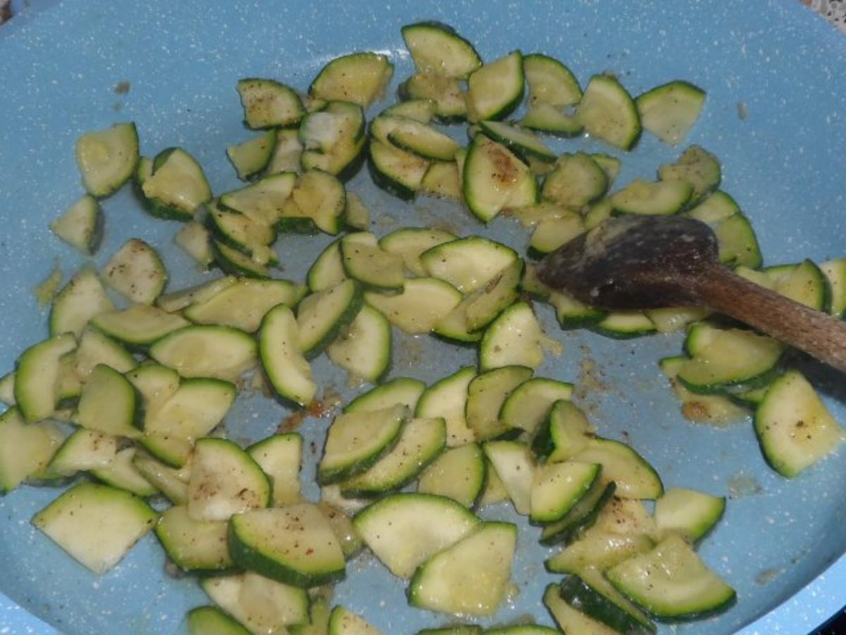 Aufläufe: Kartoffel-Zucchini-Auflauf mit Ei und Béchamel-Senf-Soße - Rezept - Bild Nr. 5