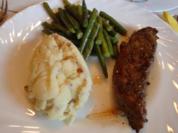 Lammfilet mit Zwiebel-Kartoffelpürrée und grünen Knoblauchböhnchen - Rezept