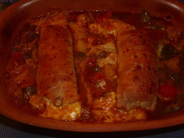 Rezept: Käserouladen auf einem Kartoffel-Paprikabett Käserouladen auf einem Kartoffel-Paprikabett - Rezept