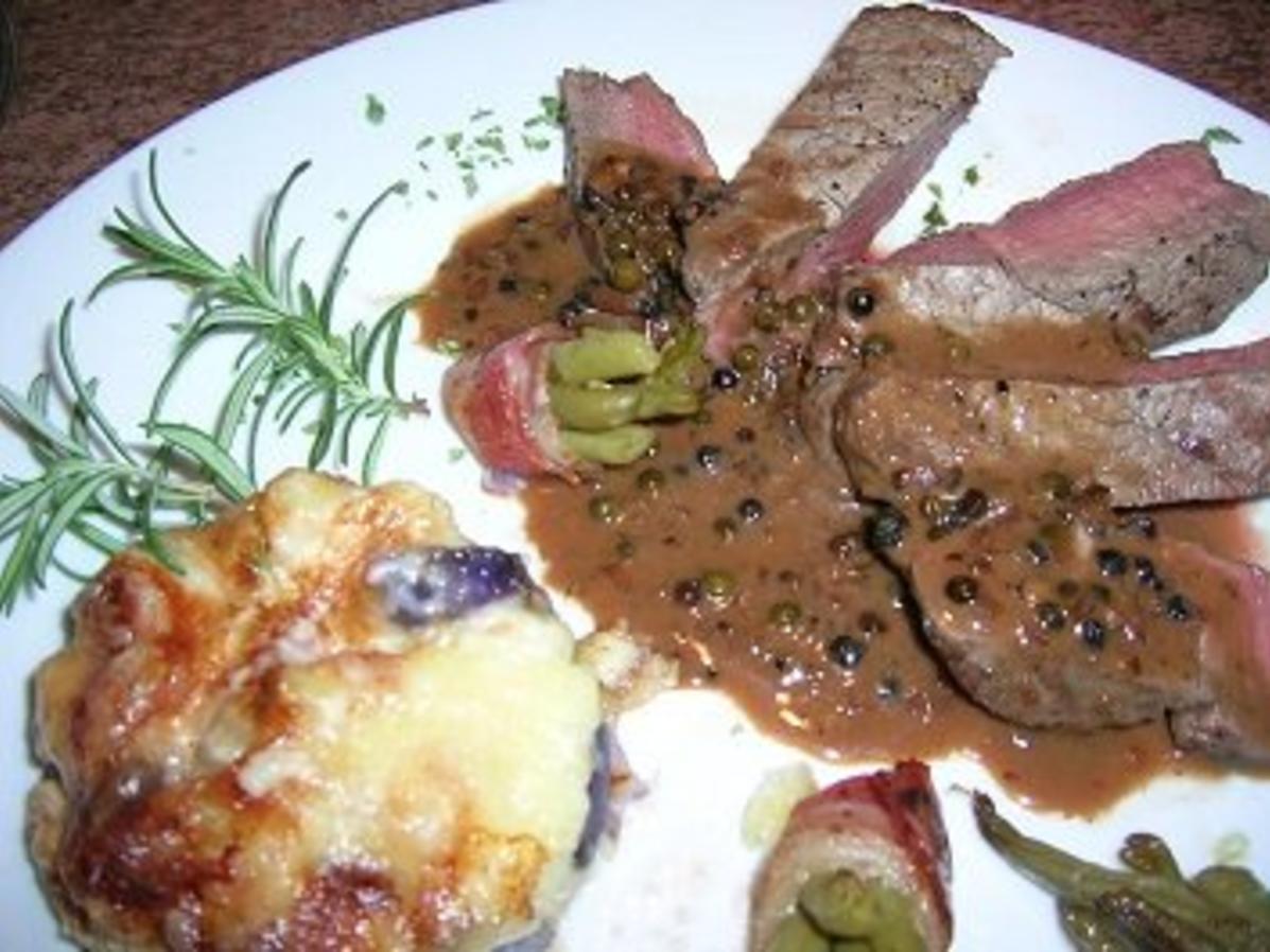 Filetsteaks vom Rind mit Pfeffersauce und blau gelbem Kartoffelgratin ...